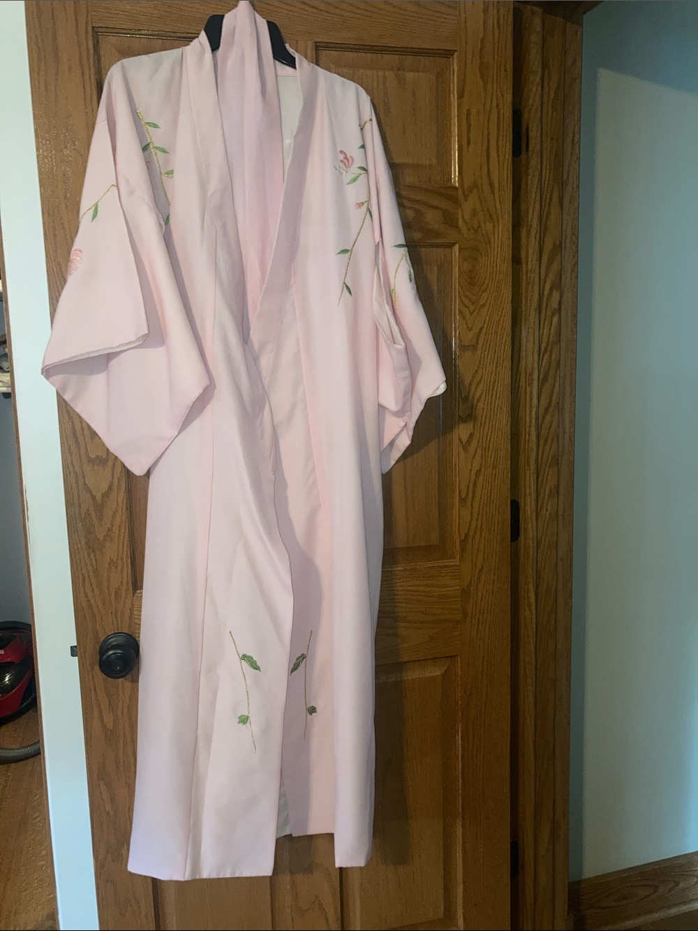 Light Pink Embroidered Kimono Robe Just dry cleaned.